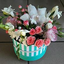 Коробка S (В=16см, Ш=15см), bush rose 3шт, eustoma 2шт, фрезия 3шт, орхидея, зелень