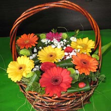 Корзина M, гербера 7шт, хриз. 4шт, альстр. 1шт, зелень