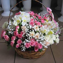 Корзина L, bush rose 16шт, альстр. 7шт, гипсофила 1шт, зелень