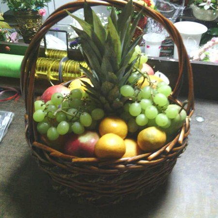 Фруктовая корзина, вес 5кг (ананас, яблоки, апельсин, мандарин, груша, виноград)