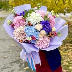 гортензия 9 шт, эустома 6шт, гвоздика 6шт, зелень, упаковка