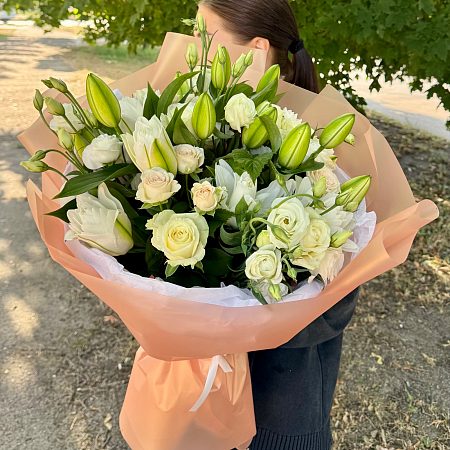 лилия 3 шт, роза 5 шт, роза куст. 5 шт, эустома 3 шт, упаковка