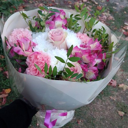 Гвоздика одноголова лайт пінк 3 шт, Альстромерия 3 шт, Хризантема кустовая 2 шт, Фісташ 3 шт, Упаковка, Фрутетта 70 см 3 шт