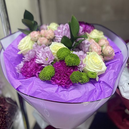 Rose Avalanche 40 cm 5 pcs, Chrysanthemum bush 4 pcs, Carnation одноголова лавандова 3 pcs, Спрей 67 40 cm 2 pcs, Папір тишью 50×70 бузковий 2 арк, Wrapping