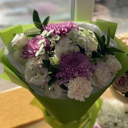 Хризантема кустовая 5 шт, Гвоздика одноголова белая 3 шт, Эустома 2 шт, Упаковка, Фісташ 3 шт