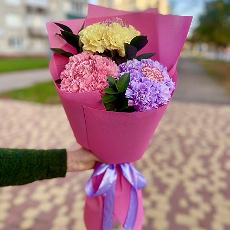 Трендовый букет из 21 диантуса, зелень, упаковка